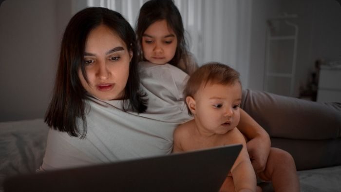 Ilustrasi Perempuan Bekerja Sambil Mengasuh Anak