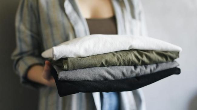 Tips Melipat Baju Bebas Kusut & Rapi Seketika