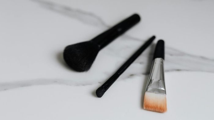 Cuci brush makeup setiap 7-10 hari sekali