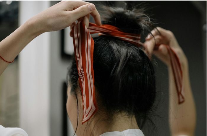 Aksesoris rambut bisa bikin penampilan jadi lebih menarik dan nggak biasa, meskipun gaya rambutnya simpel.