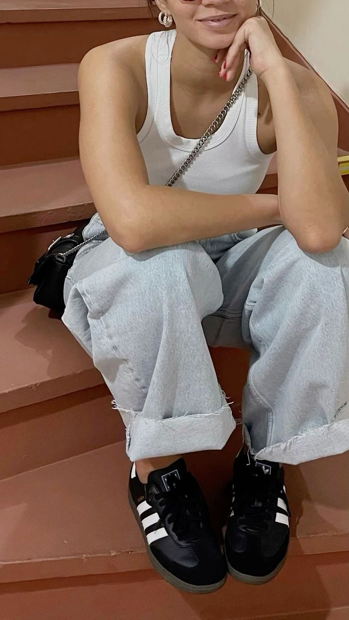 Slim sneakers tetap jadi andalan karena siluetnya yang ramping dan versatile. Sepatu ini cocok untuk berbagai gaya, dari kasual hingga semi-formal.