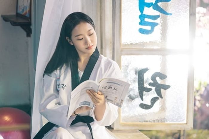 Kim Go Eun dalam The King: Eternal Monarch.