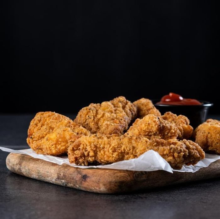 Makanan berlemak seperti ayam goreng dan daging dapat memengaruhi pola tidur seseorang karena kandungan lemak jjenuhnya bisa menghambat saluran pencernaan yang membuat seseorang terjaga di malam hari.