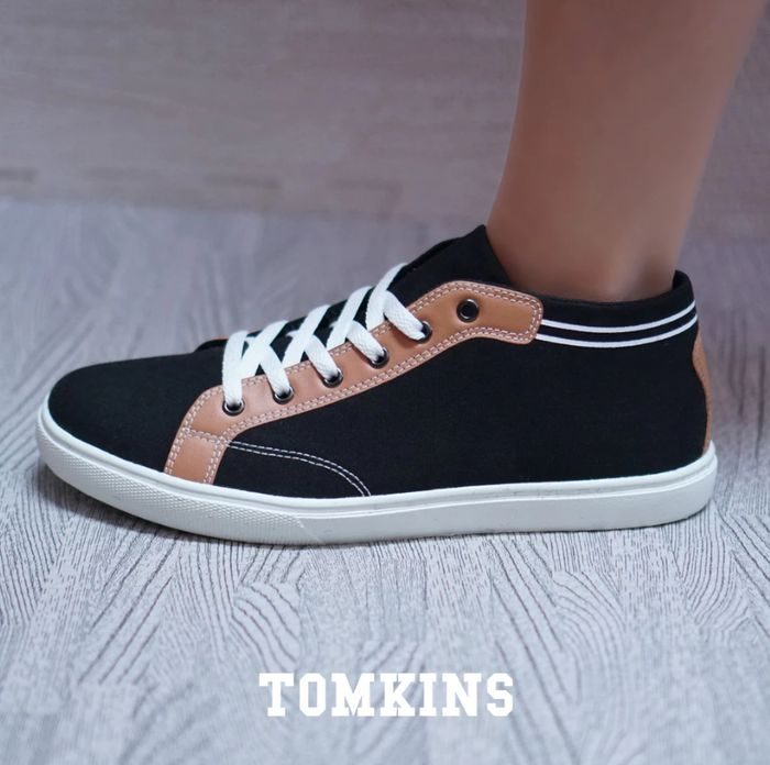 Tomkins merupakan merek lokal yang mendunia. Singkatannya keren banget/Foto: shopee.co.id/Tomkins Official Shop