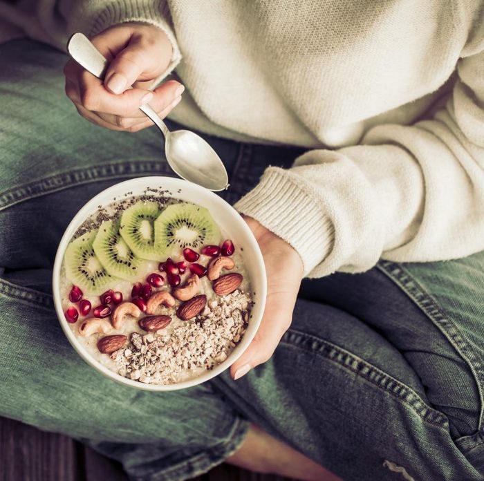 Sarapan oatmeal menjadi pilihan sehat yang praktis sekaligus memberikan beragam manfaat. Di antaranya meningkatkan energi, mengontrol berat badan, menurunkan tekanan darah, kolesterol, gula darah, hingga mengurangi risiko kanker.
