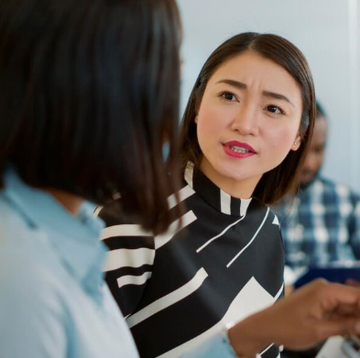 Libra dikenal sulit menerima kritik karena menganggap komentar negatif sebagai bentuk serangan personal. Mereka lebih nyaman menerima masukan dengan cara yang lembut dan tidak menghakimi./ Foto: freepik.com/DC Studio Libra dikenal sulit menerima kritik karena menganggap komentar negatif sebagai bentuk serangan personal. Mereka lebih nyaman menerima masukan dengan cara yang lembut dan tidak menghakimi./ Foto: freepik.com/DC Studio