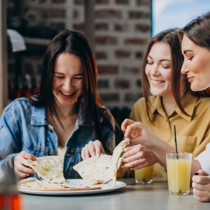 Tetap terhubung dengan orang lain seperti makan siang atau minum kopi bersama teman akan meringankan beban di pikiran karena bisa berbagi cerita. Tetap terhubung dengan orang lain seperti makan siang atau minum kopi bersama teman akan meringankan beban di pikiran karena bisa berbagi cerita.