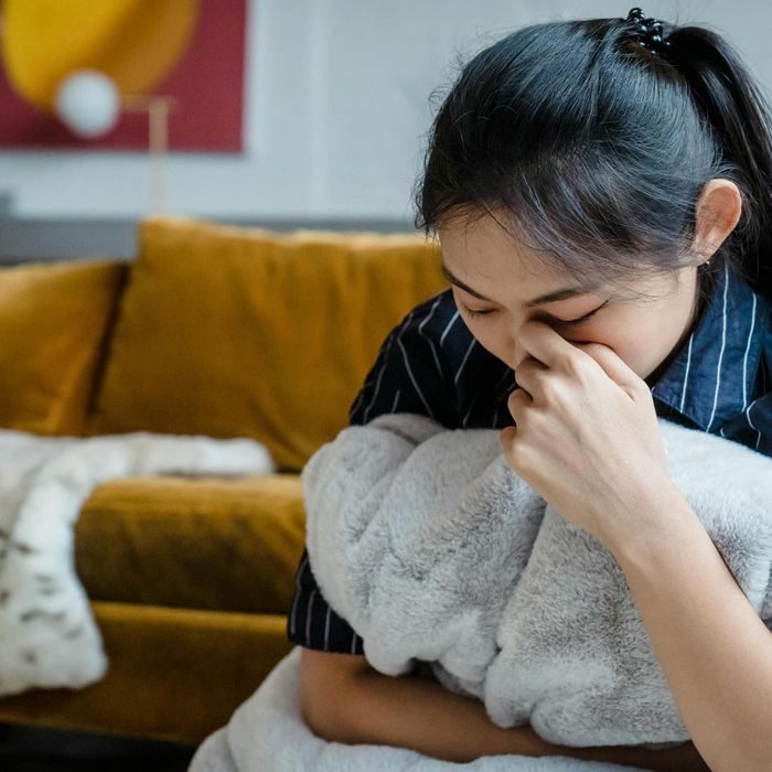 Rasa lelah secara fisik sering digunakan oleh orang yang tidak bahagia sebagai topeng untuk menyembunyikan masalah emosional yang mereka alami. Misalnya kesepian, kelelahan mental, hingga stres. Mereka sering mengucapkan, 
