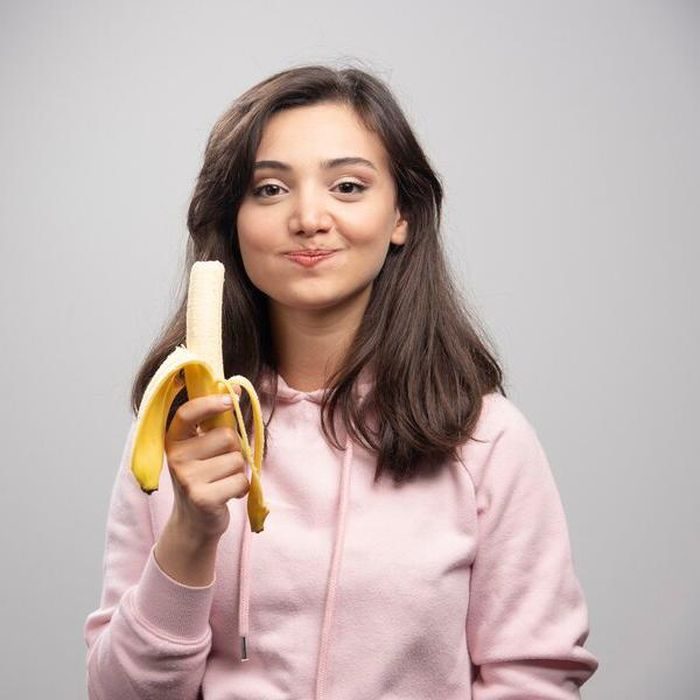Ilustrasi Seorang wanita makan pisang/Foto: freepik.com/azerbaijan_stockers Ilustrasi Seorang wanita makan pisang/Foto: freepik.com/azerbaijan_stockers
