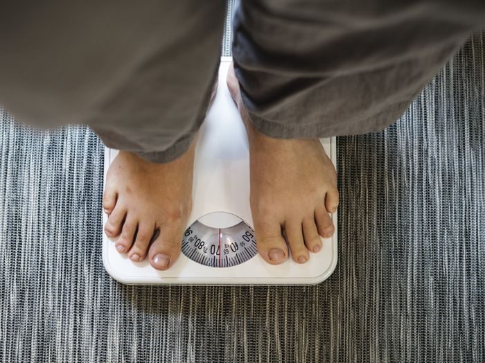 Untuk yang sedang diet, minum rutin teh serai di pagi hari bisa membantu menurunkan berat badan.
