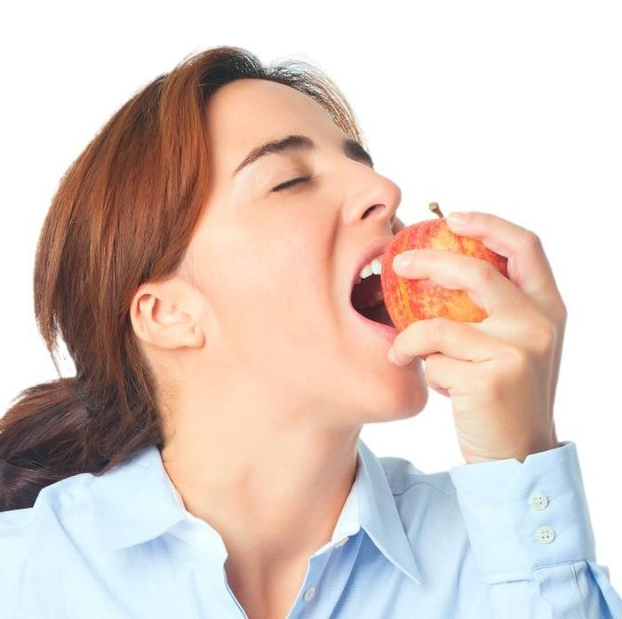 Tidak perlu mengupas buah karena beberapa buah seperti apel bisa dikonsumsi langsung bersama kulitnya. Kulit apel mengandung lima kali antioksidan lebih banyak dari buah lain.