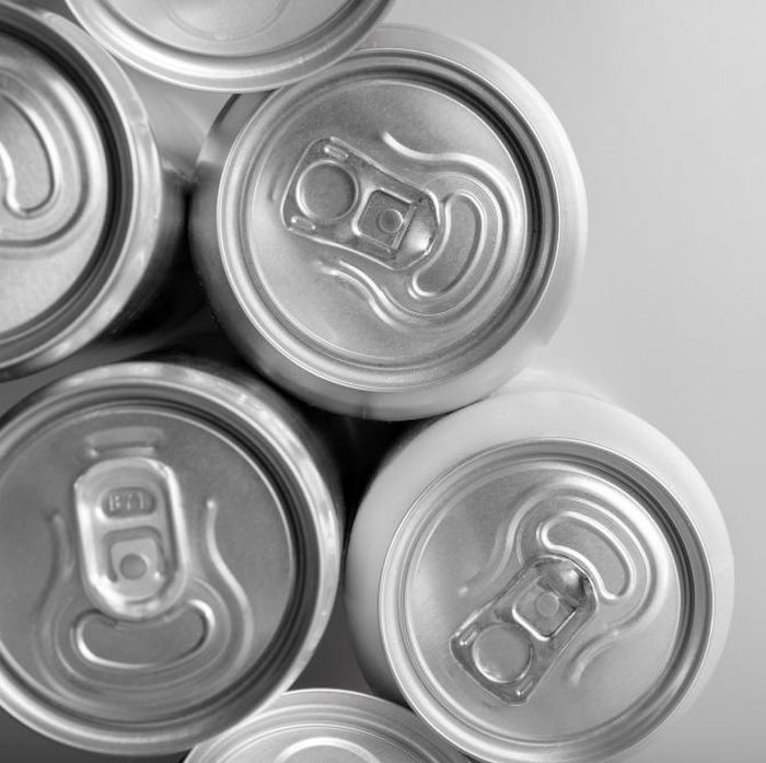 Penyebab penuaan dini dapat berasal dari kebiasaan mengonsumsi minuman berenergi secara rutin. Kandungan kafein berlebih berpotensi menyebabkan dehidrasi, sementara gula meningkatkan respons peradangan dalam tubuh. Dampak kumulatifnya terlihat pada penurunan elastisitas dan kesegaran kulit. Penyebab penuaan dini dapat berasal dari kebiasaan mengonsumsi minuman berenergi secara rutin. Kandungan kafein berlebih berpotensi menyebabkan dehidrasi, sementara gula meningkatkan respons peradangan dalam tubuh. Dampak kumulatifnya terlihat pada penurunan elastisitas dan kesegaran kulit.