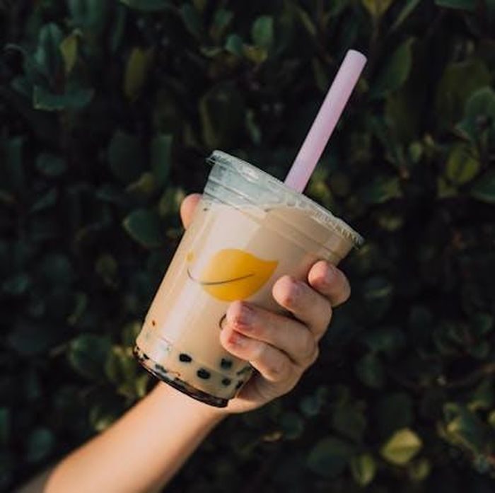Minuman manis seperti sirup, teh kemasan tinggi gula, minuman boba, atau kopi dengan tambahan gula berlebihan juga bisa membuat tubuh lebih cepat haus. Gula yang tinggi dapat memengaruhi keseimbangan cairan tubuh, sehingga rasa haus muncul lebih cepat keesokan harinya saat puasa. Minuman manis seperti sirup, teh kemasan tinggi gula, minuman boba, atau kopi dengan tambahan gula berlebihan juga bisa membuat tubuh lebih cepat haus. Gula yang tinggi dapat memengaruhi keseimbangan cairan tubuh, sehingga rasa haus muncul lebih cepat keesokan harinya saat puasa.