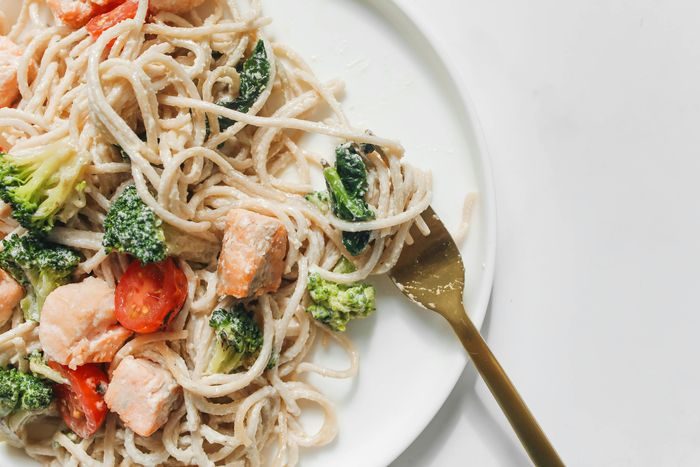 Pasta Krim Salmon dengan Kacang Polong