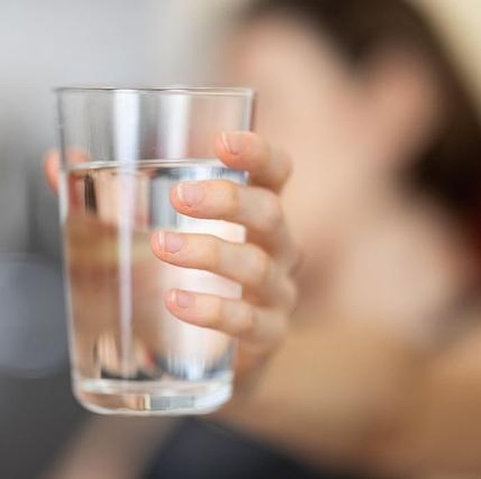 Minum air putih setelah bangun tidur membantu tubuh lebih segar dan menjaga hidrasi sejak pagi.
