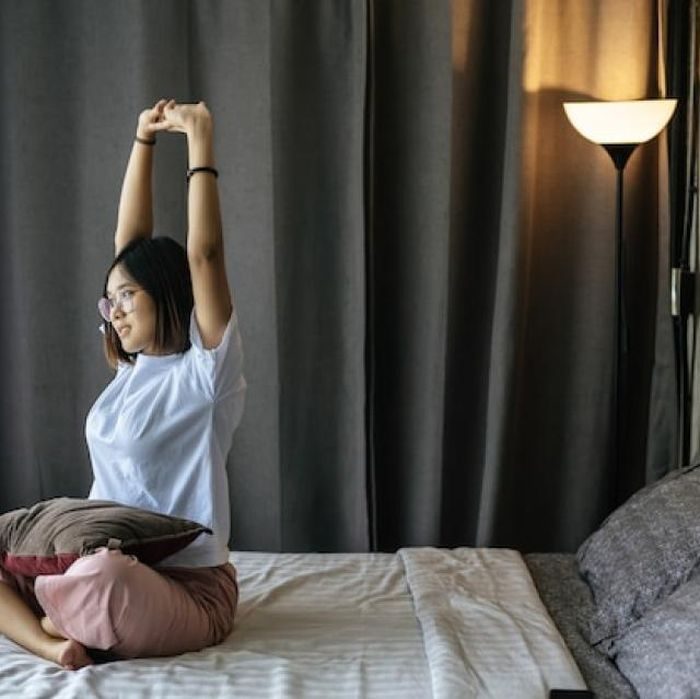 Cara badan ramping tanpa gym tidak selalu identik dengan latihan intens, tetapi bisa dimulai dari peregangan ringan di pagi hari. Meluangkan beberapa menit sebelum benar-benar bangun memberi tubuh waktu untuk menyesuaikan diri. Gerakan sederhana ini membantu membangunkan pikiran dan meningkatkan sirkulasi darah.