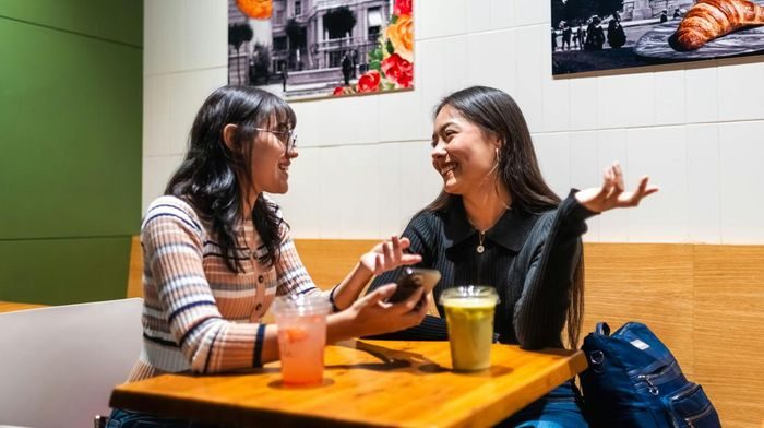 Mereka benar-benar memerhatikan orang lain saat bicara. Mereka lebih banyak mendengar daripada bicara. Mereka benar-benar memerhatikan orang lain saat bicara. Mereka lebih banyak mendengar daripada bicara.