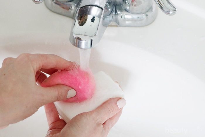 Ampuh Banget, Ini Tips Mudah Bersihkan Spons Makeup