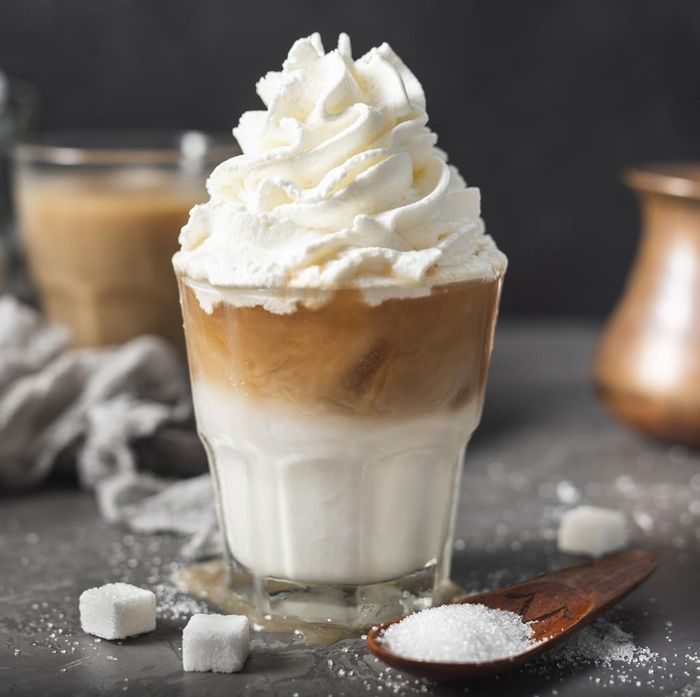 Mengonsumsi kopi dengan tambahan gula, seperti whipped cream atau sirup karamel, bisa mempercepat proses penuaan. Mengonsumsi kopi dengan tambahan gula, seperti whipped cream atau sirup karamel, bisa mempercepat proses penuaan.