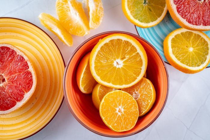Buah sitrus baik untuk penderita asam urat. Contohnya seperti jeruk dan lemon yang kaya vitamin C.