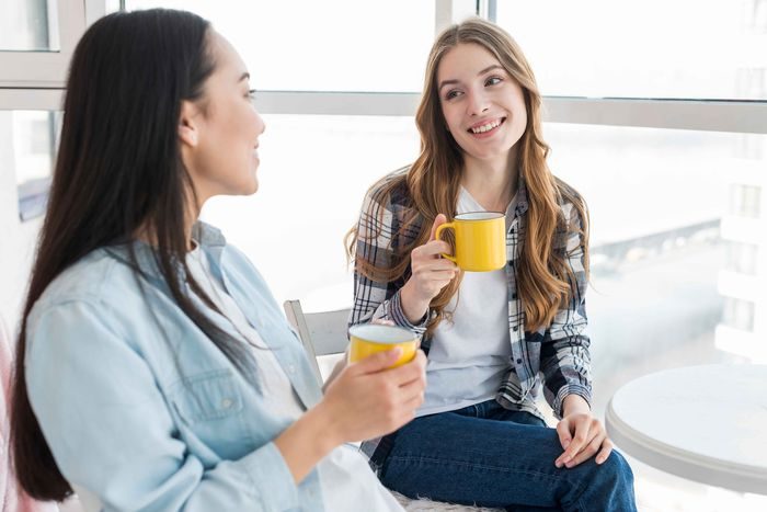 Orang IQ tinggi paham pentingnya kehadiran dan dukungan dari support system. Orang yang cerdas secara emosional memahami bagaimana memanfaatkan support system yang dimiliki untuk berhadapan dengan orang-orang toxic.