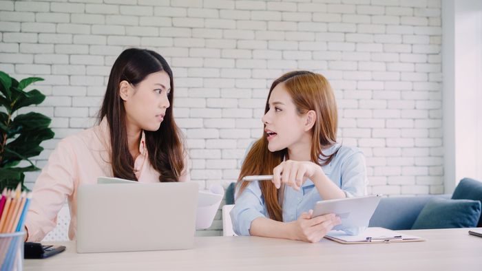 cara mengenali orang suka berbohong dalam momen kecil sehari-hari. Cara mengenali orang suka berbohong juga bisa dilihat dari cara mereka sering menggunakan kata-kata tidak jelas saat didesak.
