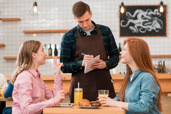 Kebiasaan menyebalkan pengunjung restoran juga adalah terlalu banyak meminta perubahan pada makanan yang dipesannya. Kebiasaan menyebalkan pengunjung restoran juga adalah terlalu banyak meminta perubahan pada makanan yang dipesannya.