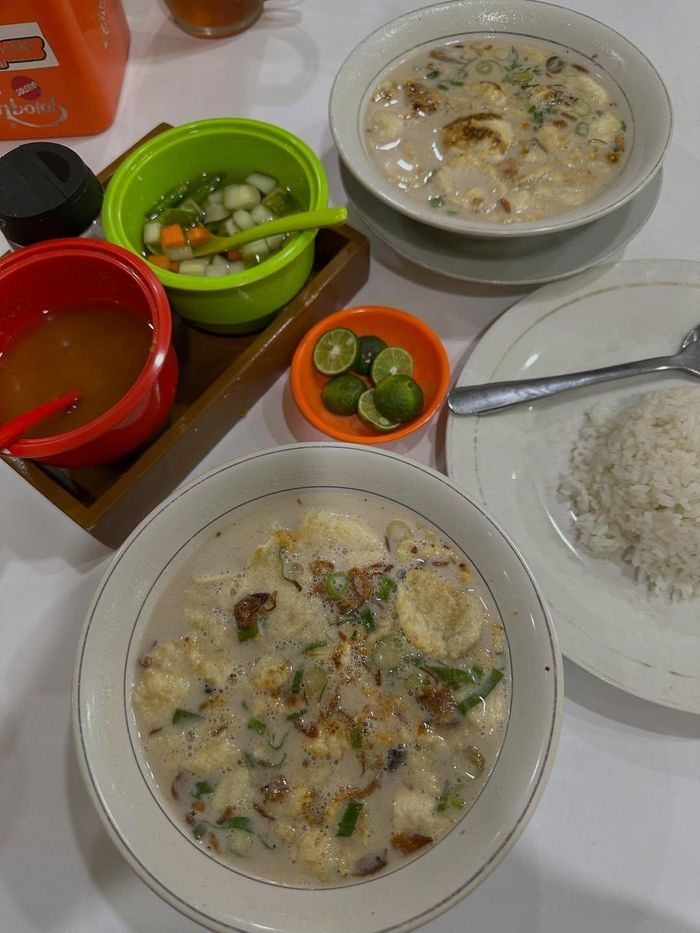 Soto Betawi H. Ma’ruf jadi salah satu kuliner legendaris Jakarta yang masih ramai sampai sekarang/Foto: instagram.com/vonnyeyd Soto Betawi H. Ma’ruf jadi salah satu kuliner legendaris Jakarta yang masih ramai sampai sekarang/Foto: instagram.com/vonnyeyd