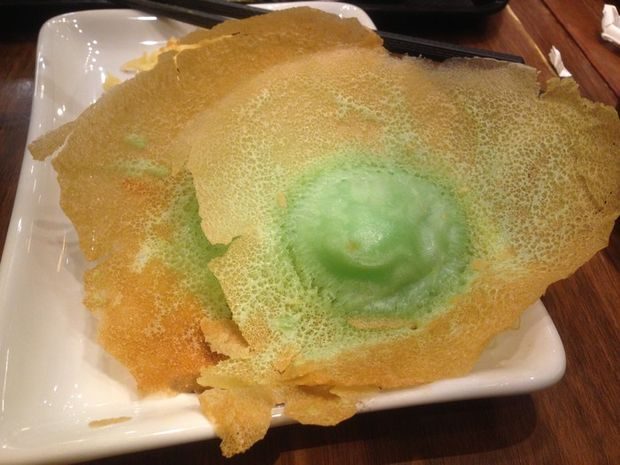 Kue ape, makanan Indonesia yang masuk daftar pancake terbaik dunia/Foto: Dok. detikFood Kue ape menjadi salah satu makanan Indonesia yang masuk daftar Top 100 Pancakes in the World versi TasteAtlas. Jajanan khas Jakarta ini terkenal dengan bentuk unik serta perpaduan tekstur lembut dan renyah dalam satu gigitan.