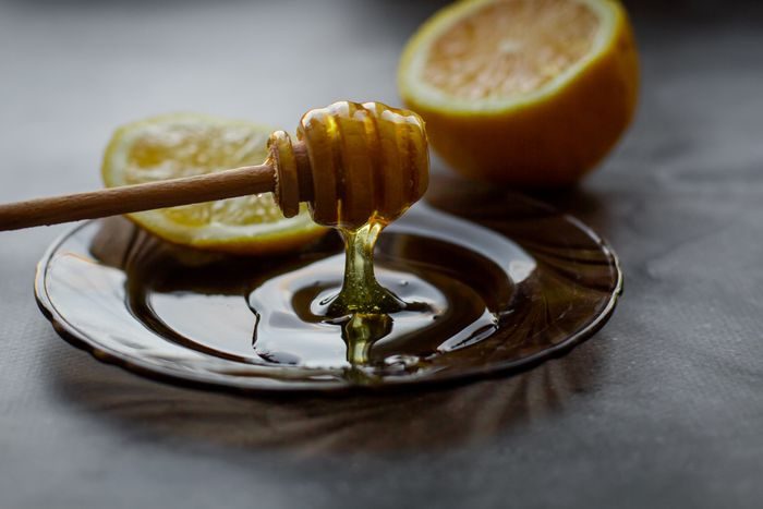 Campuran lemon, madu, dan air hangat dapat membantu menurunkan berat badan. Minuman satu ini juga kaya akan antioksidan dan serat pektin. Campuran lemon, madu, dan air hangat dapat membantu menurunkan berat badan. Minuman satu ini juga kaya akan antioksidan dan serat pektin.