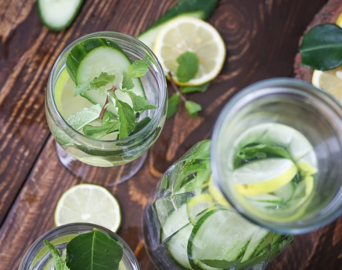 Infused water juga cocok dikonsumsi di pagi hari. Mint, rempah-rempah, dan lemon memiliki sifat pembakar lemak. Bahan-bahan tersebut juga dapat membuat kamu merasa kenyang lebih lama dan membantu mencegah dehidrasi. Infused water juga cocok dikonsumsi di pagi hari. Mint, rempah-rempah, dan lemon memiliki sifat pembakar lemak. Bahan-bahan tersebut juga dapat membuat kamu merasa kenyang lebih lama dan membantu mencegah dehidrasi.