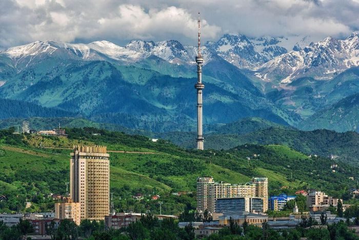 Kazakhstan punya lingkungan kerja yang dikenal berat, terutama di sektor industri dan pertambangan. Hal ini membuat batas antara kehidupan pribadi dan pekerjaan jadi semakin tipis./ Foto: pinterest.com