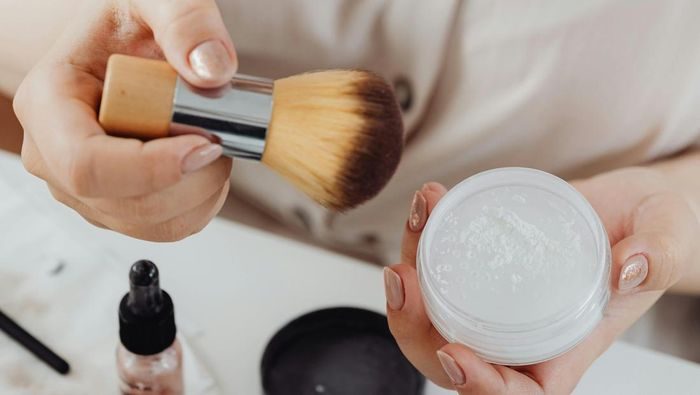 5 Kesalahan Pakai Bedak yang Sering Dilakukan