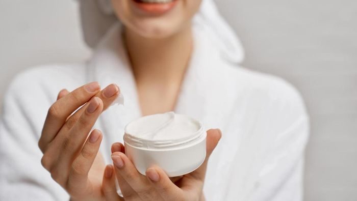 Aplikasikan moisturizer setelah mencuci muka/Foto: freepik.com/ArtPhoto_studio