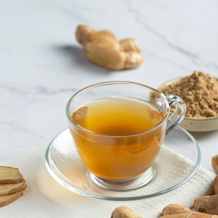 Ada beberapa manfaat yang diperoleh dengan mengonsumsi teh jahe secara rutin di pagi hari, salah satunya membantu meredakan mual