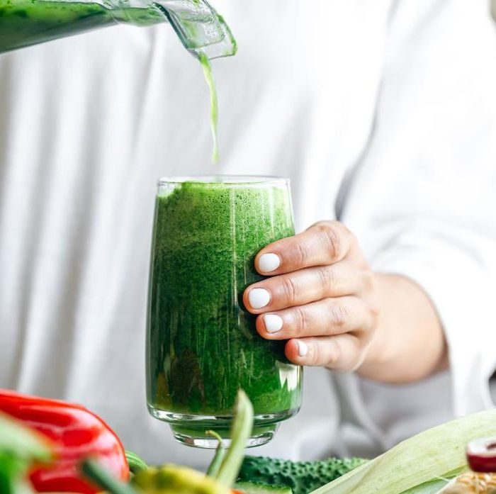 Resep jus sayuran hijau untuk membantu menurunkan kolesterol secara alami. Kaya serat dan nutrisi untuk menjaga kesehatan jantung dan tubuh.