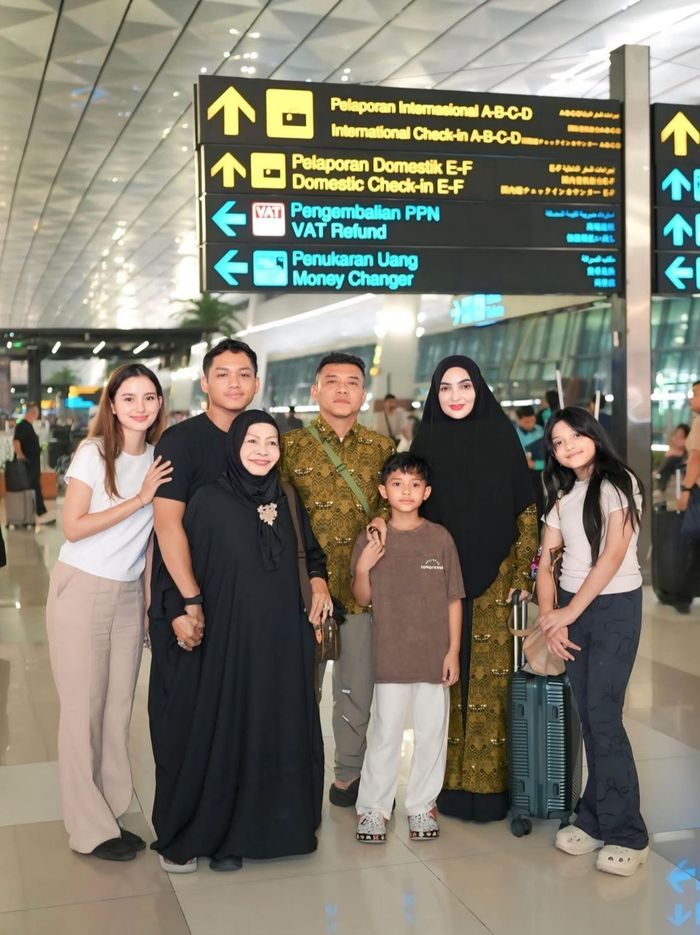 Momen Ashanty & Anang Hermansyah Berangkat Haji Tahun Ini Diantar Keluarga Momen Ashanty & Anang Hermansyah Berangkat Haji Tahun Ini Diantar Keluarga