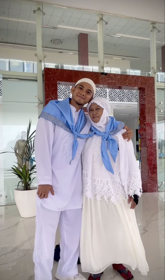 Penyanyi dangdut Rizki DA pun menjalani ibadah hajinya tahun ini Penyanyi dangdut Rizki DA pun menjalani ibadah hajinya tahun ini