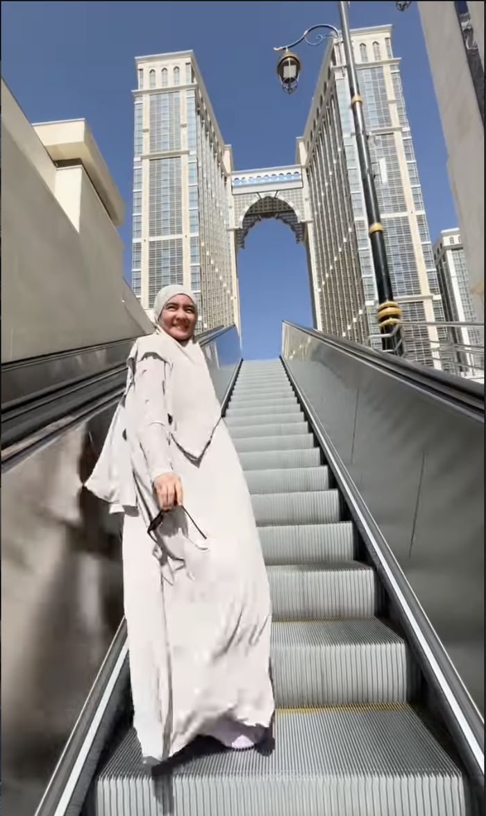 Intan Nuraini jalani ibadah haji tahun ini. Intan Nuraini jalani ibadah haji tahun ini.