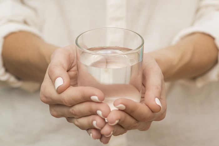 Air putih menjadi salah satu obat alami yang baik bagi penderita asam urat. Mengonsumsi air putih dengan kadar yang cukup dapat membantu menjadikan asam urat mudah larut dan tidak menumpuk dalam tubuh. Air putih menjadi salah satu obat alami yang baik bagi penderita asam urat. Mengonsumsi air putih dengan kadar yang cukup dapat membantu menjadikan asam urat mudah larut dan tidak menumpuk dalam tubuh.