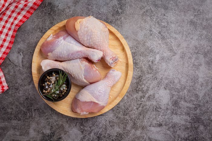 Cara Membersihkan Daging Ayam Mentah yang Benar