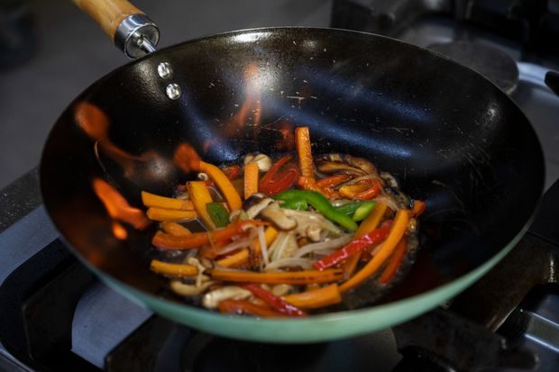 Mencuci sayur setelah dipotong membuat kandungan air berlebih menempel pada sayuran dan bisa memengaruhi proses memasak.