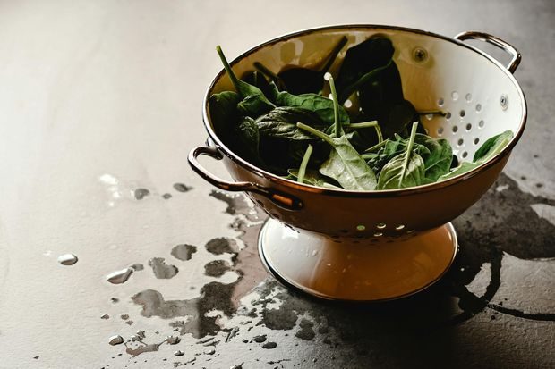 Sayur yang dicuci setelah dipotong cenderung memiliki tekstur lebih lembek dan tidak segar karena menyerap terlalu banyak air.