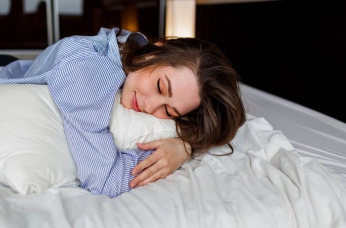 Tubuh memiliki ritme alami yang mengatur waktu bangun dan tidur. Hormon seperti kortisol berperan dalam membuat tubuh lebih waspada di pagi hari.