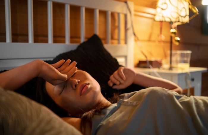 Tidur tidak berlangsung dalam satu fase panjang tanpa gangguan. Tubuh mengalami beberapa siklus tidur yang membuat kita bisa terbangun di malam hari.