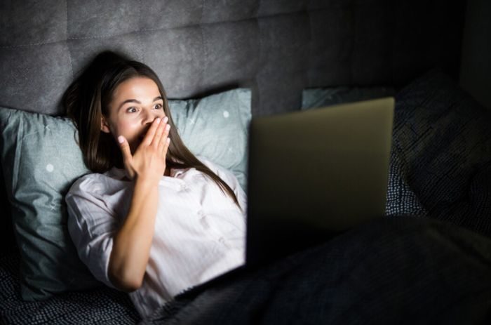 Kebiasaan tidur yang tidak teratur bisa memicu gangguan tidur. Lingkungan kamar juga berperan penting dalam kualitas istirahat.