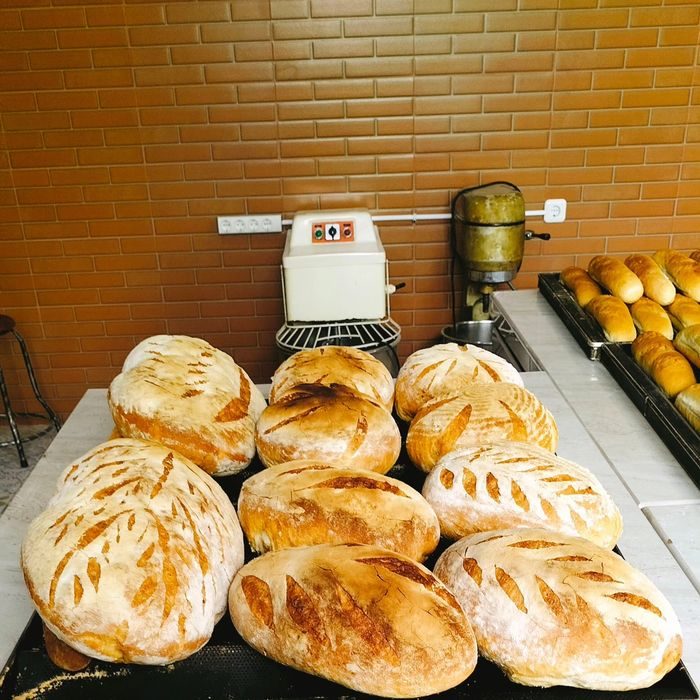 Sour Dough by Jimboy Bakery merupakan toko artisan sourdough di Jakarta Timur. Toko roti ini menggunakan bahan organik
