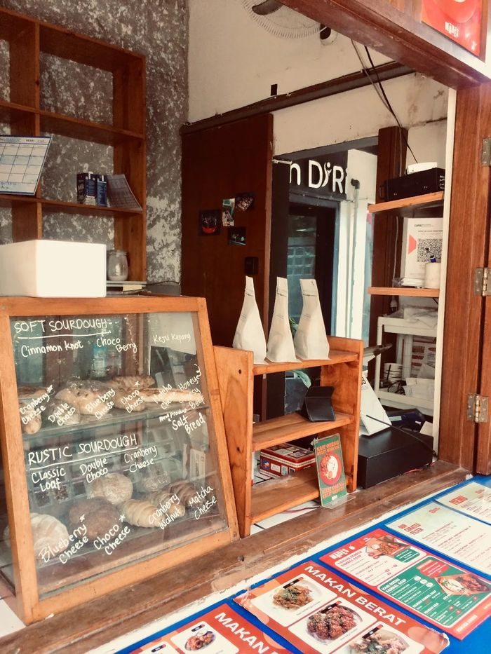 Kenikmatan Duniawi Bakery memiliki sourdough handmade dengan rasa autentik. Toko roti ini memiliki konsep open kitchen