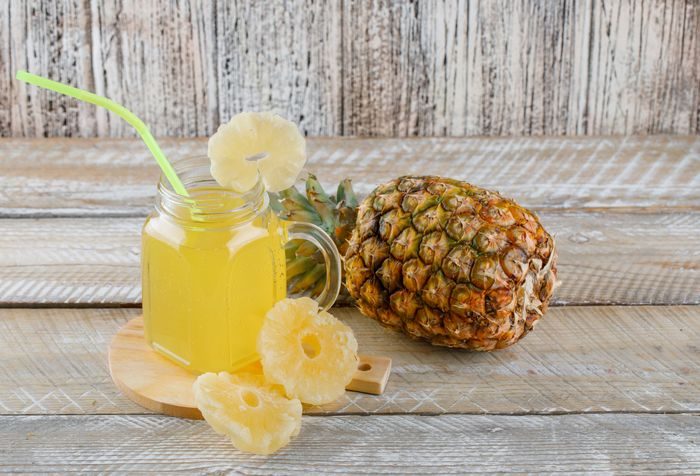 Minum atau makan buah nanas bisa sangat menyegarkan setelah pulang bekerja di bawah terik matahari