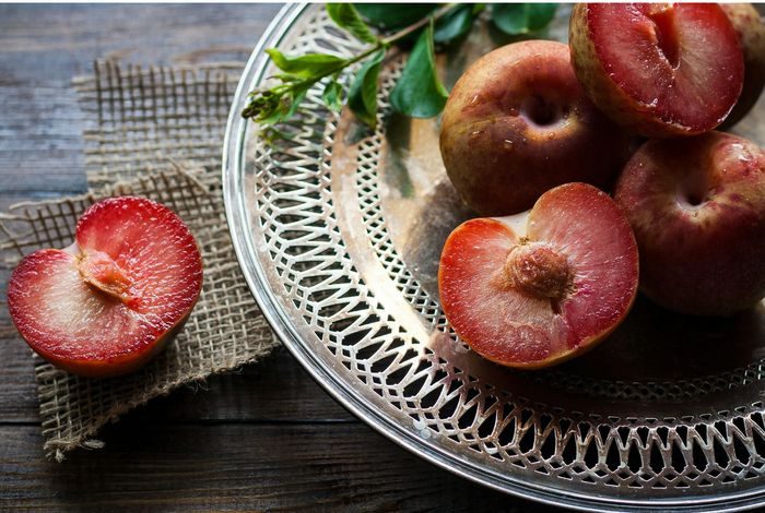 Plum juga jadi salah satu buah yang ampuh untuk bantu melancarkan BAB